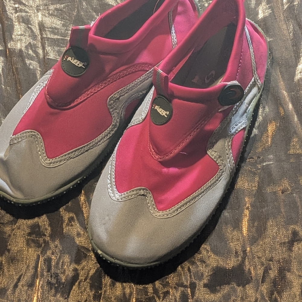 Sleek Women's Athletic Shoes - Fuchsia and Gray